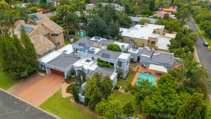 Kyalami Estates House For Sale: 4 en-suite bedrooms, park access, off-grid features.