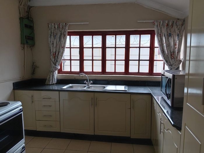 House for Sale in Molapo: 2 beds, garage, near college and taxi routes.