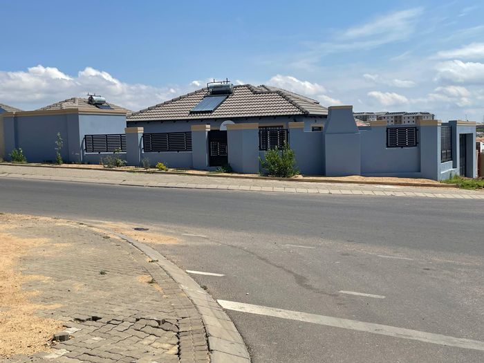 For Sale: 3-Bedroom House in Riverside View Ext 33 with garden and parking for 5.