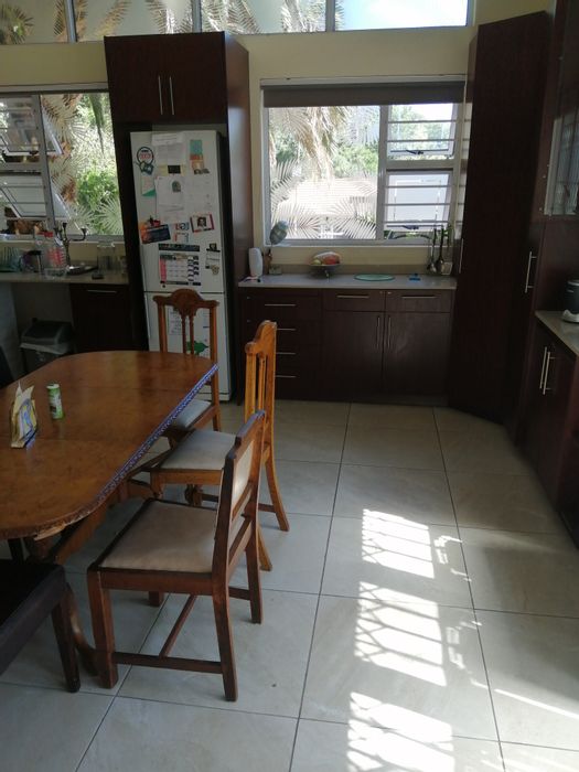 Glenhazel House To Rent: 1 bed, kosher kitchen, secure parking, gated street.