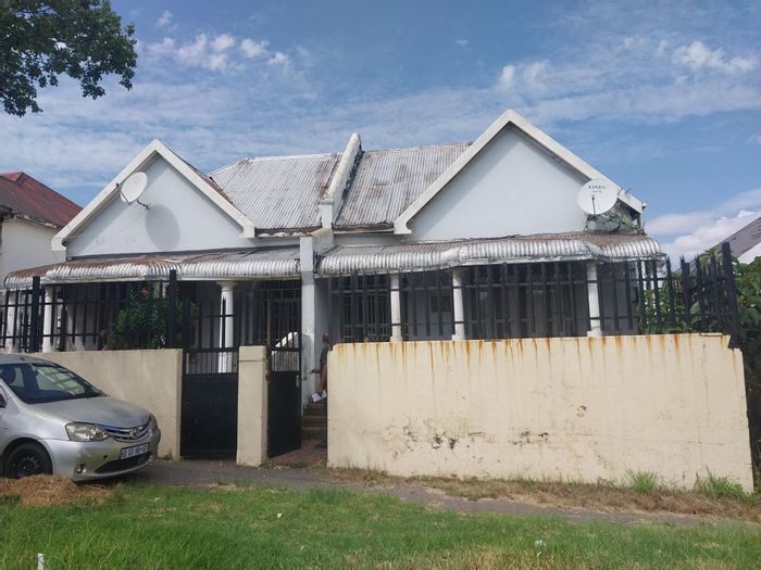 For Sale: House in Troyeville with 9 rooms, rental income potential, secure access.