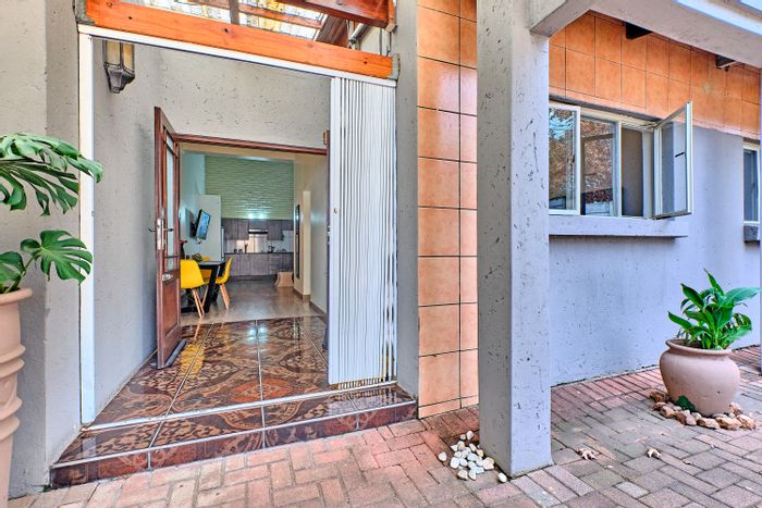 To Rent: 2 Bedroom House in Woodmead with pool, WiFi, and security services.