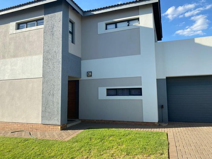 For Sale: House in Thatchfield Ridge with 3 bedrooms, study, and double garage.