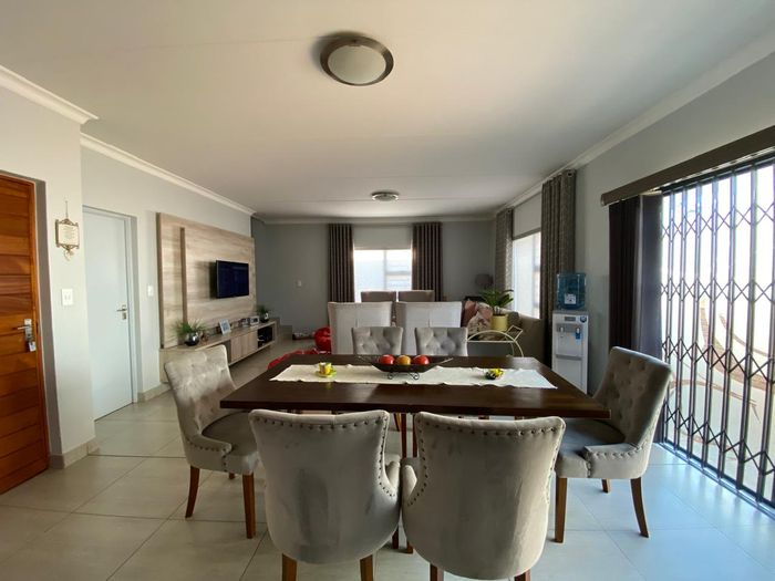 For Sale: House in Thatchfield Ridge with 3 bedrooms, study, and double garage.