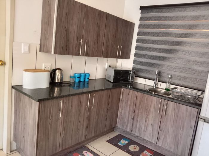 Furnished 1-bedroom cottage in Woodmead, includes WiFi, Netflix, and weekly service. To Rent.