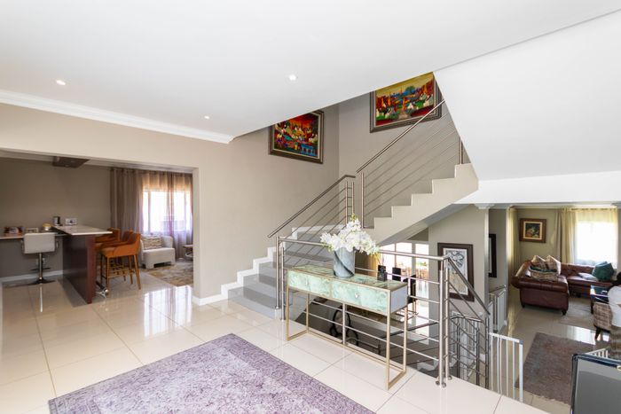 Hyde Park Cluster For Sale: 5 levels, gym, theatre, solar, security, garden.