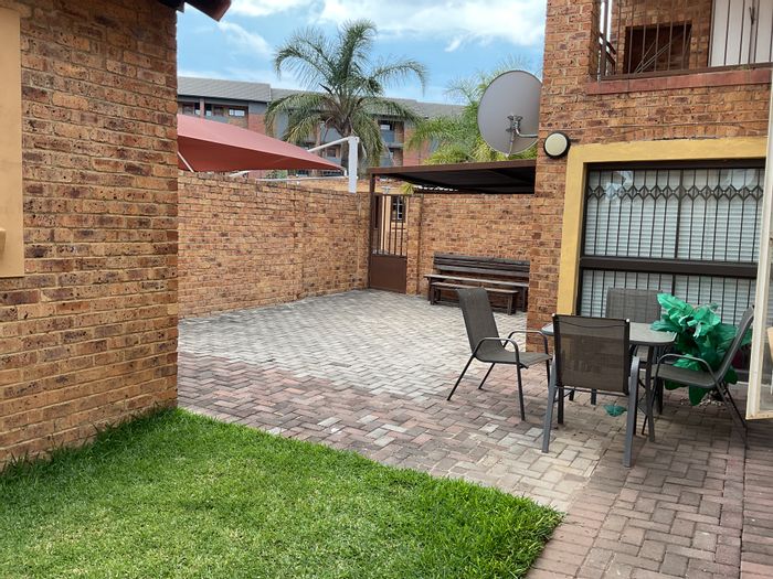 3-Bedroom Townhouse in Stone Ridge For Sale with Low-Maintenance Garden and Carport.