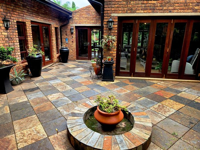 Eldoraigne House For Sale: 4 beds, solar system, entertainment room, 3 garages.