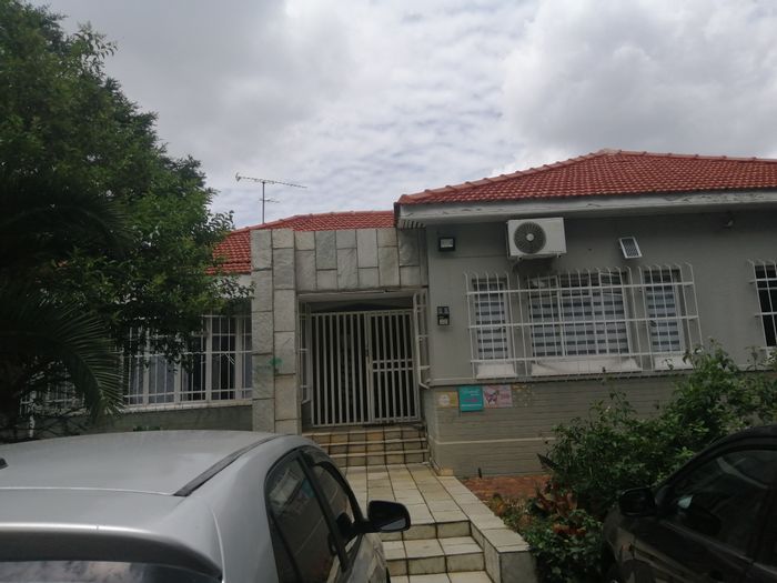 For Sale: House in Highlands North with 6 tenants, consulting rooms, and secure parking.