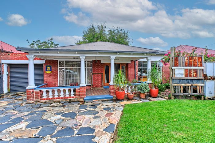 For Sale: House in Orange Grove with 3 beds, 2 baths, and rental cottages.