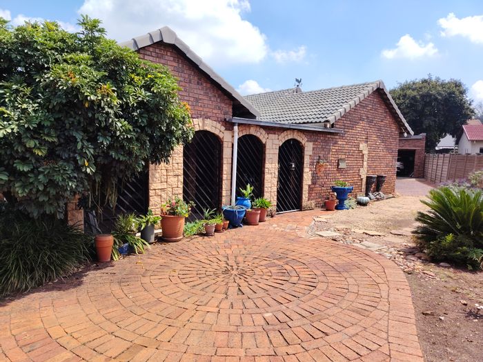 Wierda Park House For Sale: 3 Bedrooms, Study, Double Garage, Spacious Living Areas.