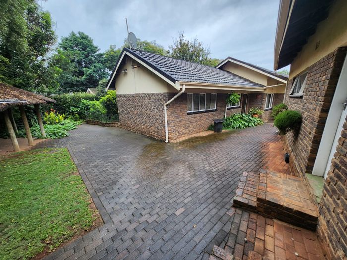 Eldoraigne House For Sale: 5 bedrooms, flatlet, pool, and 3 garages.