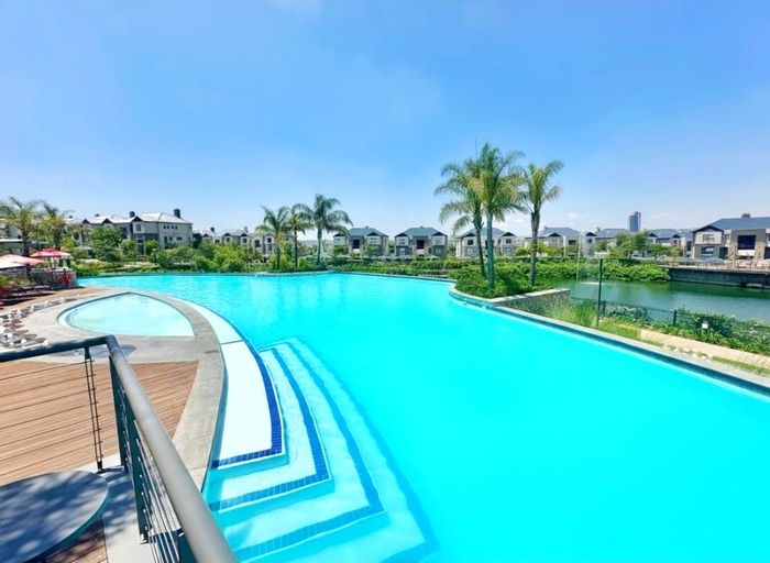 For Sale: Apartment in Waterfall with 3 bedrooms, gym, pool, and secure parking.