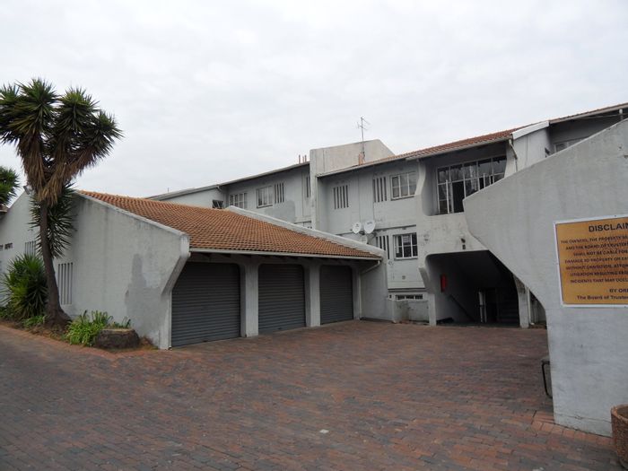 Spacious 3.5-bedroom townhouse in Bramley Park with pool and garage, For Sale.