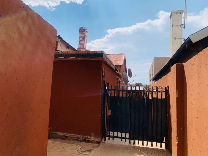 For Sale: Yeoville House with 7 rooms, 5 cottages, and income potential.