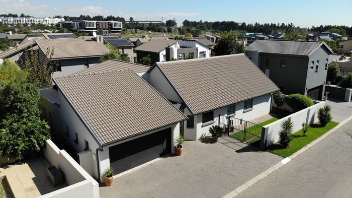 For Sale: House in Greenstone Hill with 3 bedrooms, solar, and spacious patio.