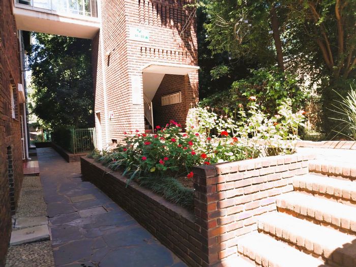 Furnished Sandown apartment to rent with pools, gardens, and 24-hour security.