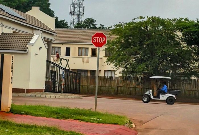 Townhouse For Sale in Hesteapark: 2 beds, 2 baths, covered parking, low-maintenance.