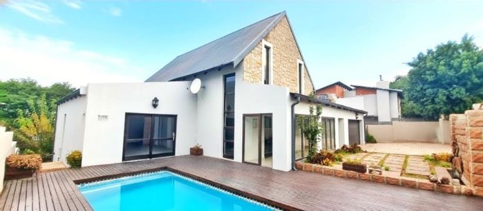 Kyalami Glen Estate House For Sale: 3 beds, pool, bar, secure living.