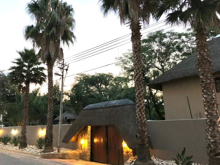 Rivonia Apartment To Rent: 1 Bed, Pool, Garden, WiFi, Secure Parking Included.