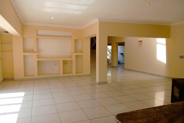 Bryanston Cottage To Rent: 4 bedrooms, pool, garage, and garden amenities included.