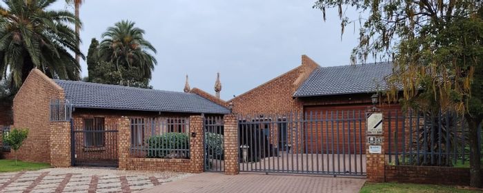 Eldoraigne House For Sale: 7 bedrooms, flatlet, pool, solar power, security features.