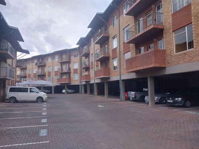 Auckland Park Apartment For Sale: 2 beds, parking, near universities and hospitals.