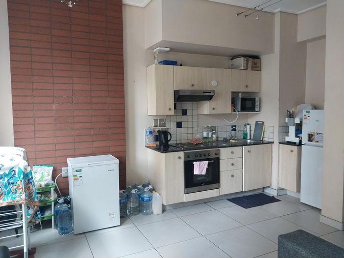 Bachelor apartment in Marshalltown to rent, 24-hour security, parking, and fitted kitchen.