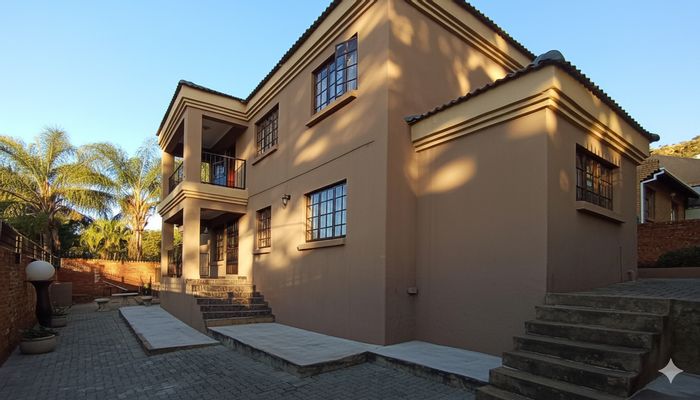 Ninapark Townhouse For Sale: 3 beds, spacious living, outdoor space, ample parking.
