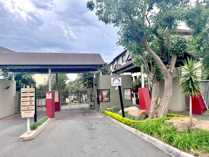 Ground floor bachelor apartment in Beverley, secure complex, ideal for investors. For Sale.