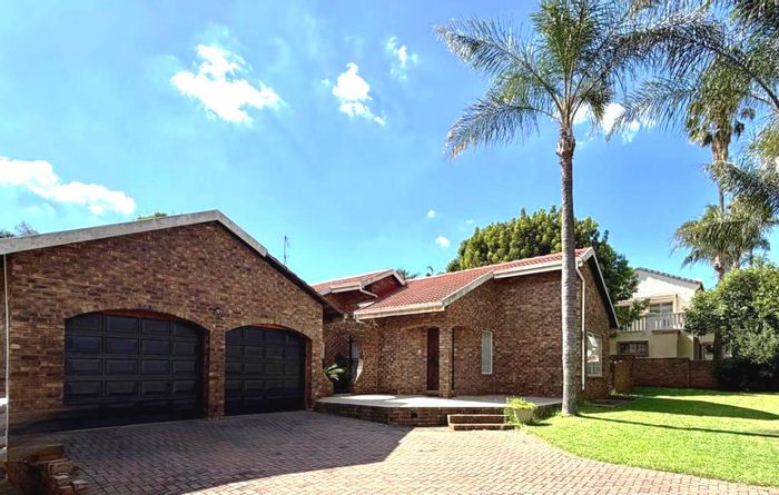 Eldoraigne House For Sale: 3 Bedrooms, study, double garage, close to amenities.