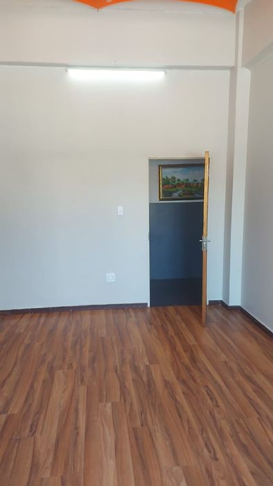 Northcliff Apartment To Rent: Bachelor unit with secure parking and convenient access.