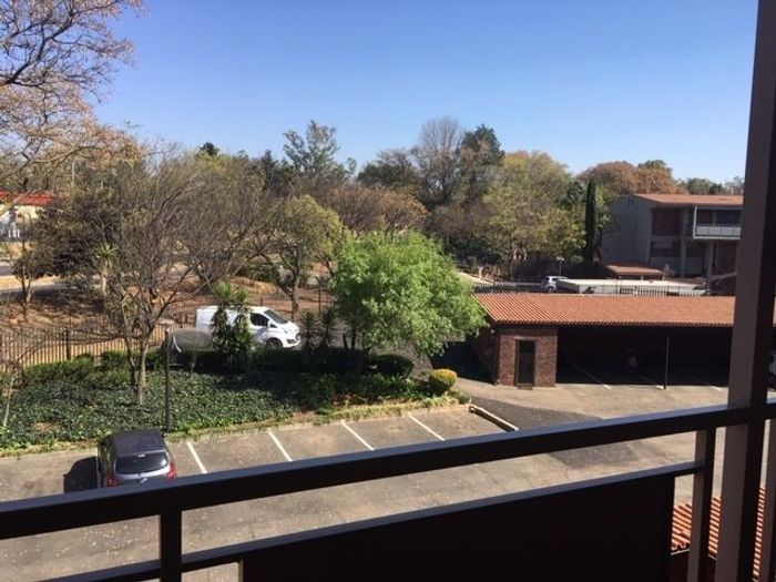Craighall Apartment To Rent: Top-floor unit, pet-friendly, secure complex, great location.