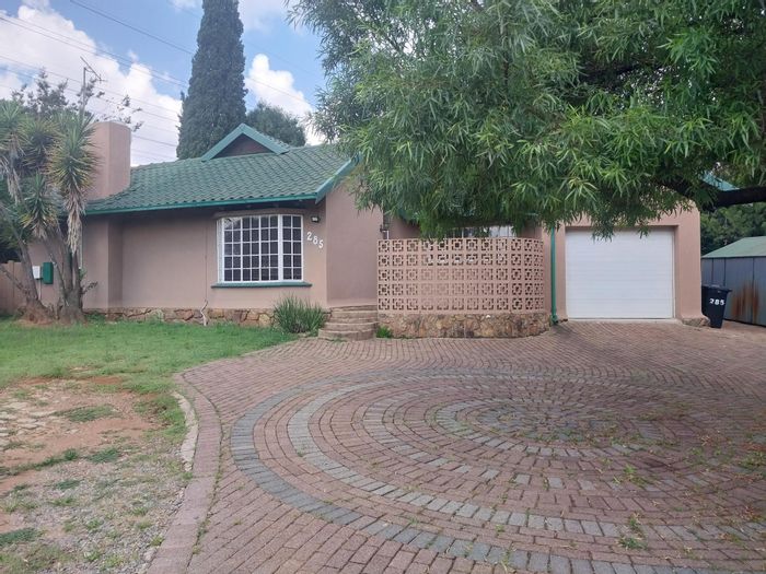 House To Rent in Mondeor: 3 bedrooms, spacious yard, external office space.