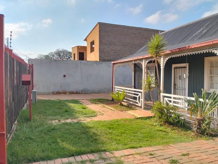 Turffontein House For Sale: 2 beds, income cottage, large yard, ample parking.