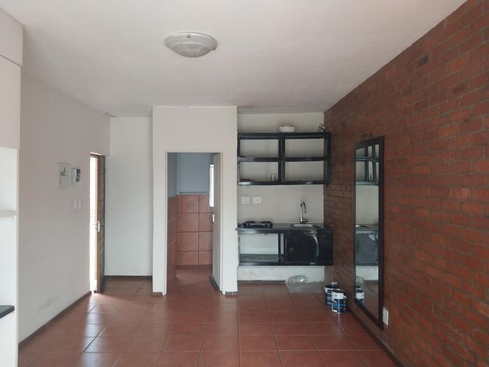 Auckland Park Apartment To Rent: Ground floor unit near UJ, 24-hour security.