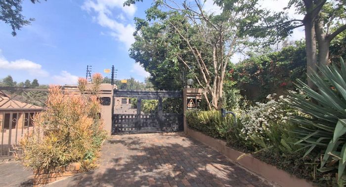 Kloofendal House For Sale: 4 Bedrooms, 6 Bathrooms, Pool, Study, Staff Accommodation.