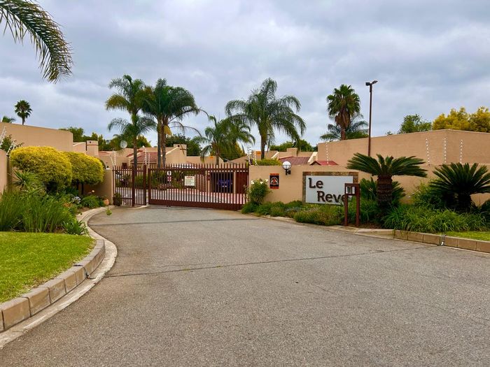 Spacious 3-bedroom house with garden, patio, and double garage in Sunninghill. To Rent.