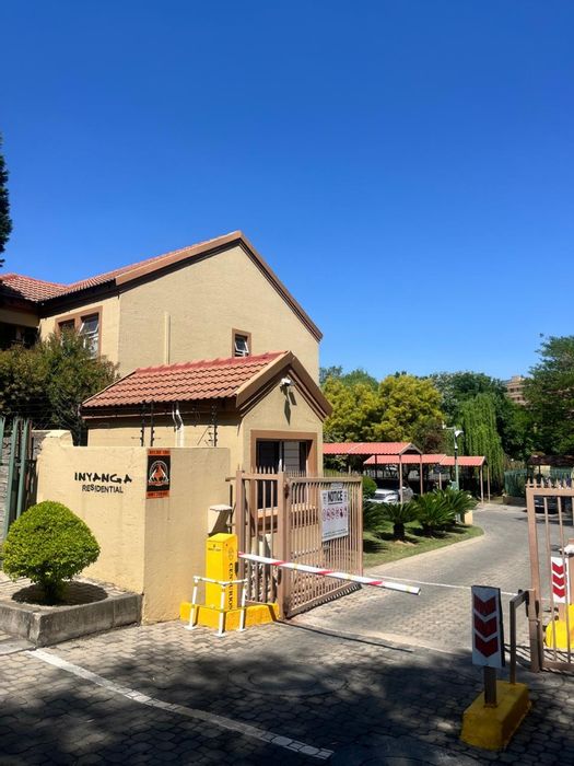 To Rent: Apartment in Sunninghill with private garden, pool, and 24-hour security.