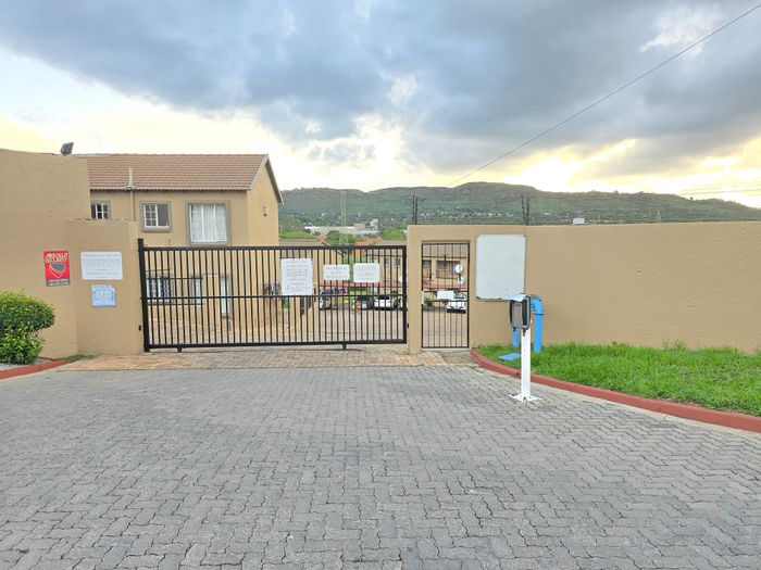 Wilgeheuwel Apartment To Rent: 2 bedrooms, private patio, 24-hour security, covered parking.