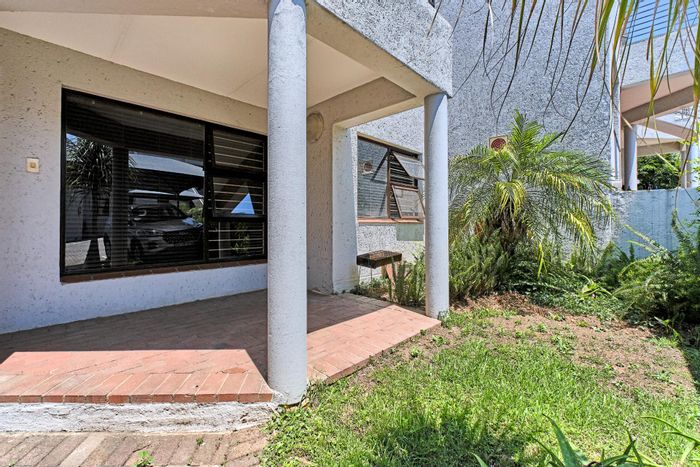 Paulshof Apartment To Rent: 2 Bedrooms, pool, security, pet-friendly, close to amenities.