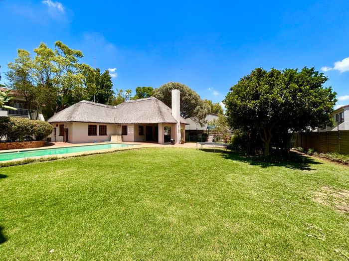 2-Bedroom Apartment To Rent in Sunninghill with Pool, Clubhouse, and Security.