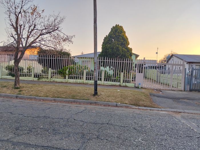 South Hills House For Sale: 3 Bedrooms, pet-friendly garden, maid's room, double carports.