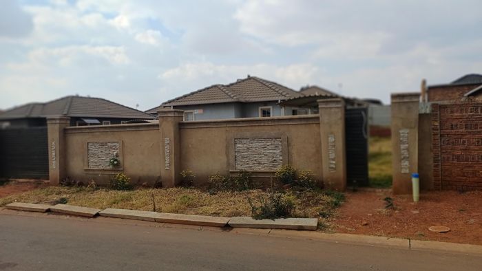3-Bedroom House in Sky City For Sale with Pet-Friendly Yard and Carport.