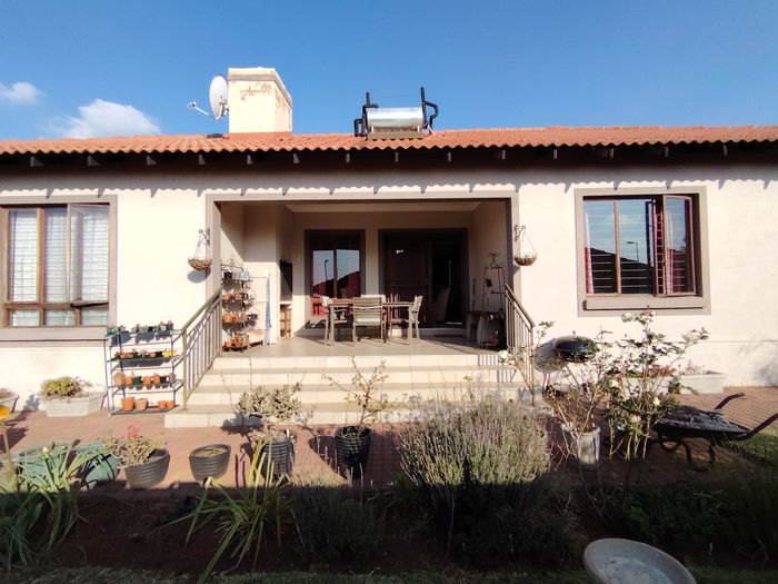 For Sale: House in Monavoni with 3 beds, secure estate, clubhouse, and garden.
