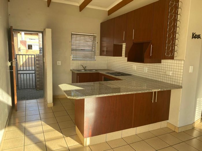 Glen Marais Townhouse For Sale: 3 Bedrooms, Pool, Secure Parking, Communal Gardens.