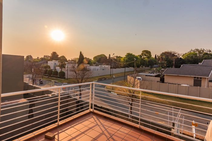 For Sale: Townhouse in Glensan with parking, clubhouse, pool, and sports courts.