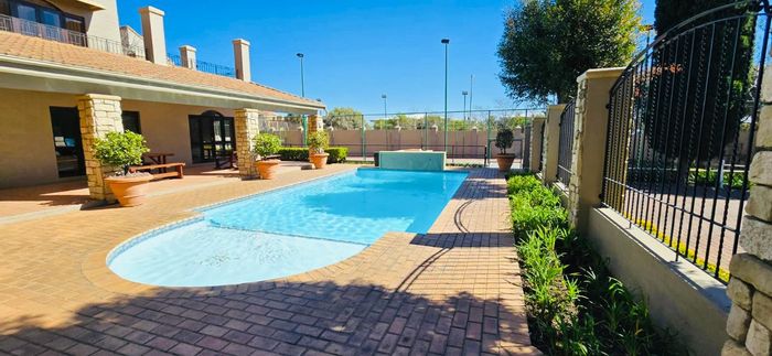 Lonehill Apartment To Rent: 1 Bed, Pool, Tennis Court, Clubhouse Access.