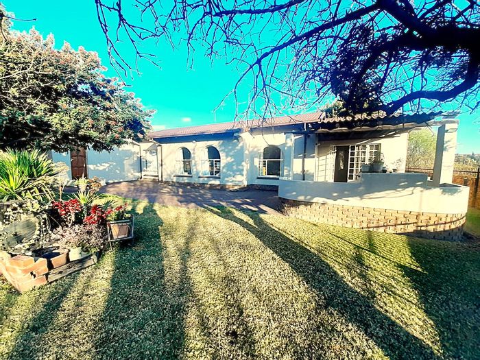 Rooihuiskraal House For Sale: 3 beds, double garage, open-plan living, garden.