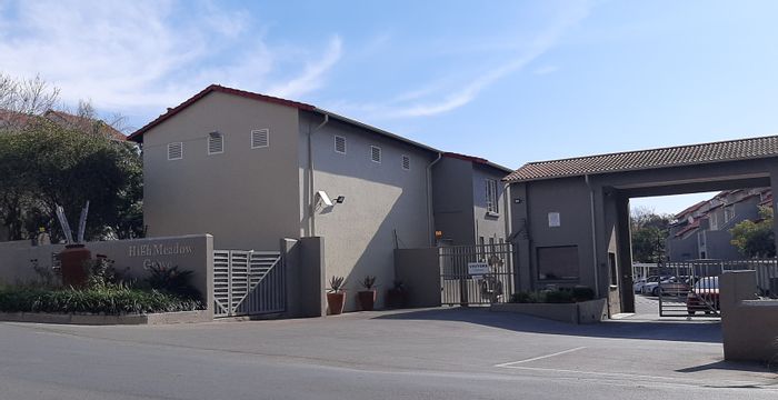 For Sale: 2-Bedroom Apartment in Paulshof with private garden and clubhouse amenities.